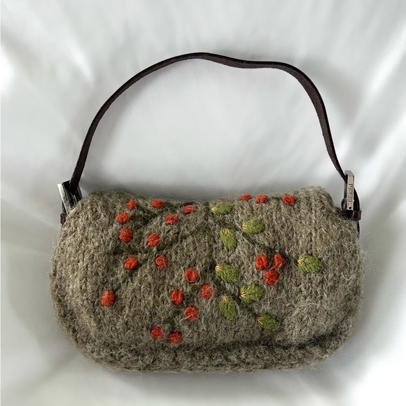 ✨SOLD✨ RARE Fendi Wool Cherry Blossom Baguette - Picture 5 of 13